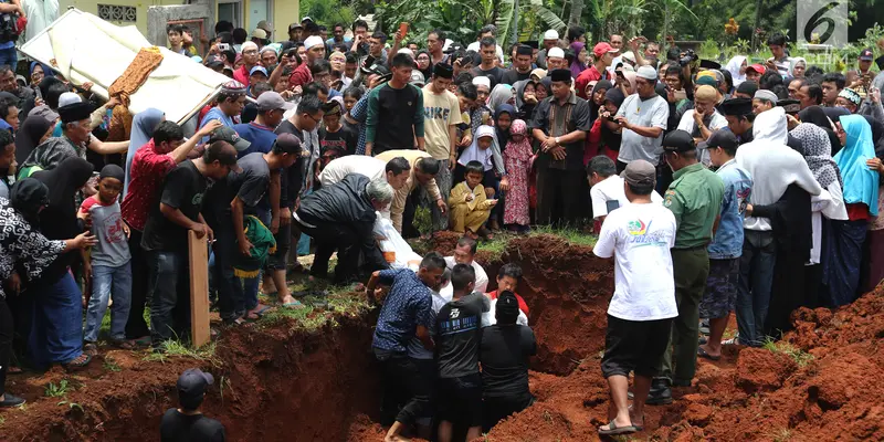 Suasana Pemakaman Massal Korban Kecelakaan Tanjakan Emen