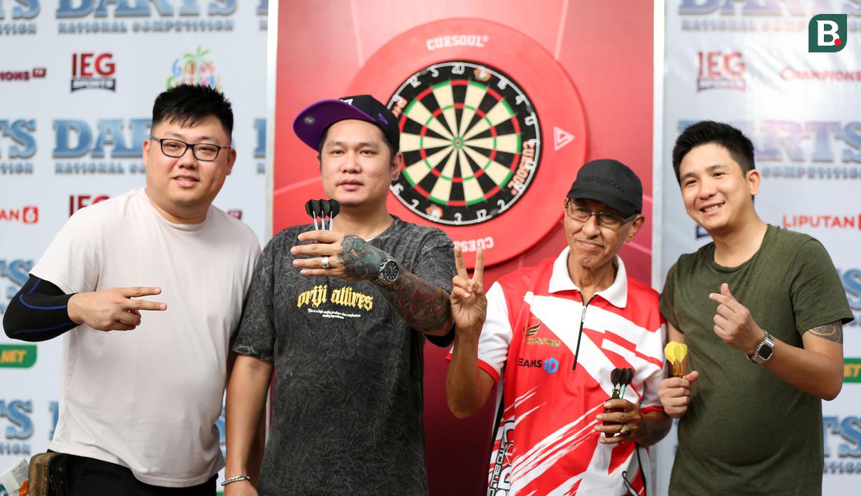 Pemain Darts, Tirta Suparjo (tengah kiri) dan Haji Suwendi berfoto bersama dengan peserta lain saat berkompetisi dalam turnamen Darts National Competition series 2 yang berlangsung di Sedayu City, Jakarta, Minggu (28/04/2024). (Bola.com/Revi Muzaki)