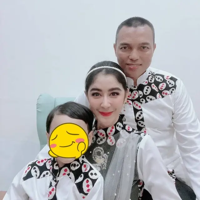Selalu Harmonis, Ini 7 Potret Uut Permatasari Tampil Kompak Bersama Suami