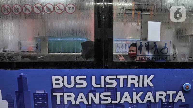 FOTO: Menjajal Bus Listrik Transjakarta saat PPKM Level 1