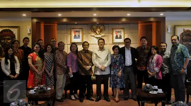 Ketua DPD RI, Irman Gusman foto bersama Jajaran Group Surya Citra Media (SCTV, Indosiar dan Liputan6.com) Gedung DPR, Jakarta, Selasa (8/3/2016). Kunjungan tersebut dalam rangka silaturahmi. (Liputan6.com/Johan Tallo)