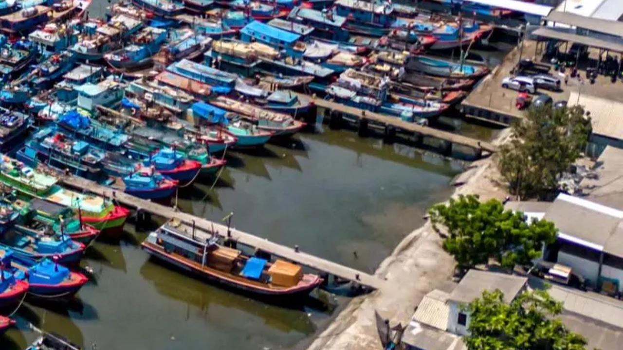Foto udara suasana kapal penangkap ikan bersandar di Pelabuhan Perikanan Samudera Cilacap, Jawa Tengah,