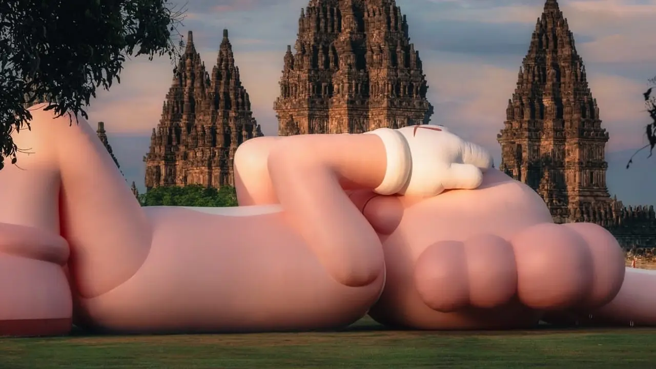 "KAWS: HOLIDAY" INDONESIA