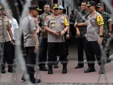 Kapolda Metro Jaya Irjen Pol Gatot Eddy Pramono (tengah) bersama Kapolres Jakarta Pusat Kombes Pol Harry Kurniawan meninjau situasi dan kondisi pengamanan sekitar gedung Mahkamah Konstitusi, Jakarta, Jumat (14/6/2019). (Liputan6.com/Helmi Fithriansyah)