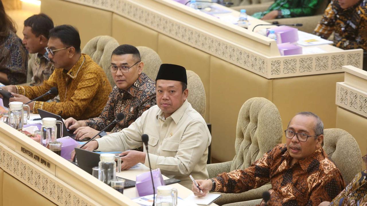 Menteri ATR Nusron Wahid rapat dengan Komisi II DPR terkait pagar laut