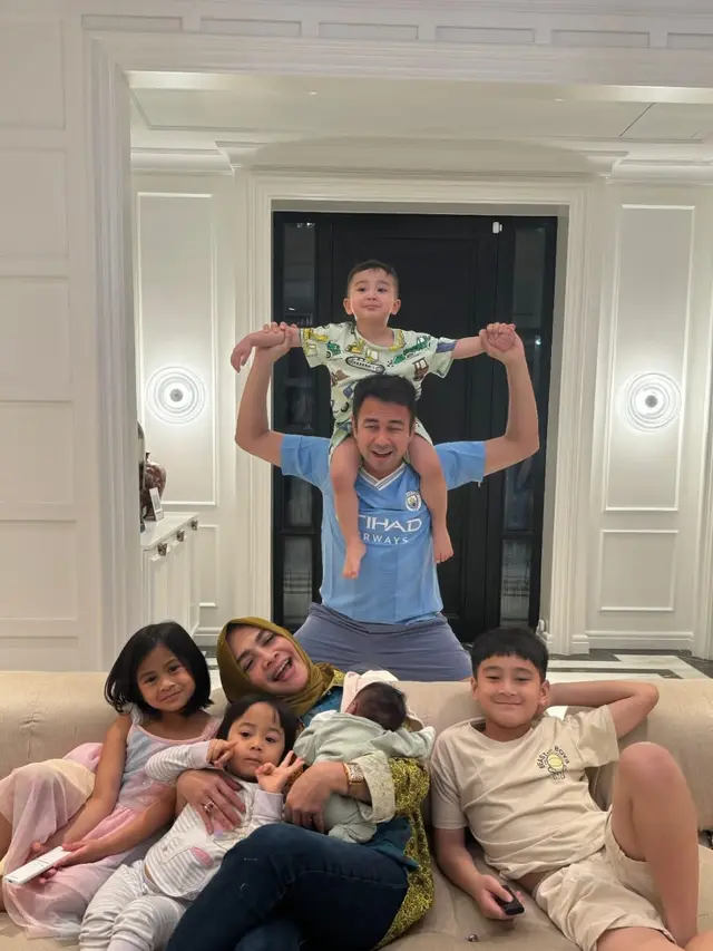 Rieta Amilia Gendong Lily Cucu Baru