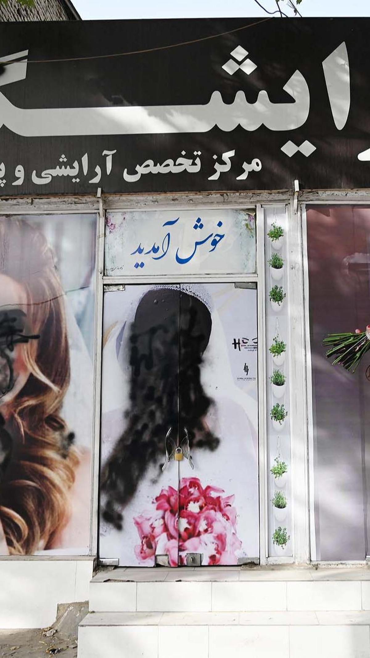 Sementara, Taliban mengatakan pihaknya tetap menghormati hak-hak perempuan sesuai dengan interpretasi hukum Islam dan kebiasaan Afghanistan.