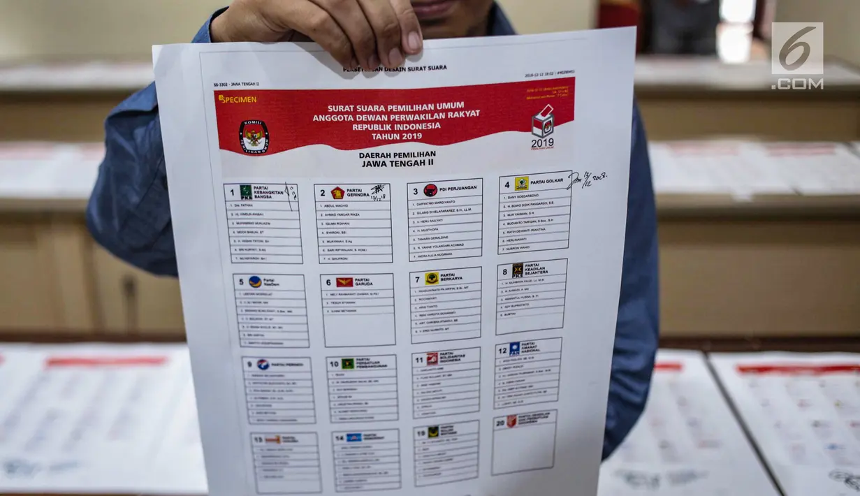 Petugas menunjukkan contoh surat suara Pemilu 2019 di Kantor Komisi Pemilihan Umum (KPU), Jakarta, Kamis (13/12). Proses validasi ini berlangsung hingga 17 Desember 2018. (Liputan6.com/Faizal Fanani)