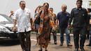 Budayawati Sukmawati Soekarnoputri berjalan memasuki kantor Majelis Ulama Indonesia (MUI) di Jakarta, Kamis (5/4). Sesampainya di kantor MUI, Sukmawati memilih bungkam dan hanya melempar senyuman kepada para wartawan. (Liputan6.com/Angga Yuniar)