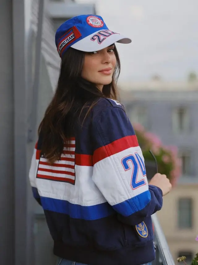 Gaya Kendall Jenner saat hadir di Olimpiade 2024 Paris. [@ralphlauren]