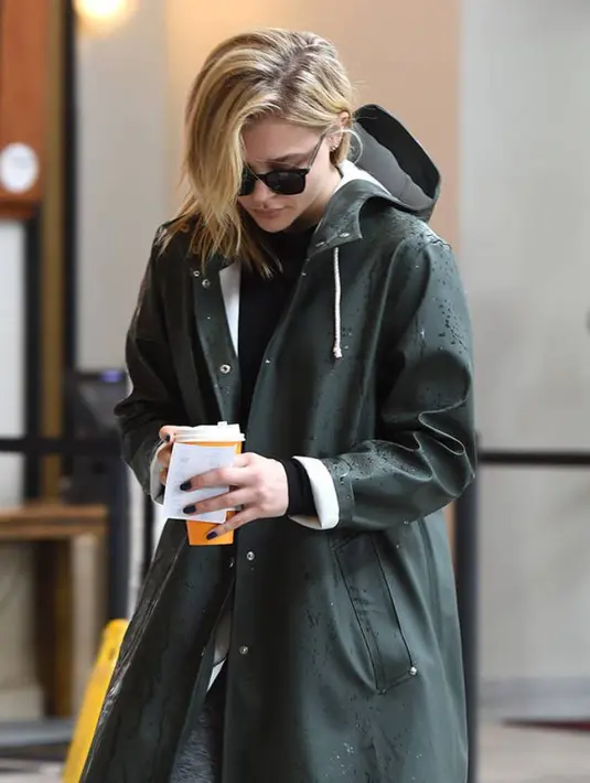 Dilansir dari E! News, Chloe terlihat tengah menuju bioskop di Los Angeles da ia tak terlihat mengenakan cincin dari dengan inisial Brooklyn. (SplashNews/E! News)