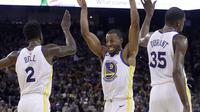 Andre Iguodala (kedua dari kanan) merayakan kemenangan Warriors atas Jazz  (AP Photo/Jeff Chiu)
