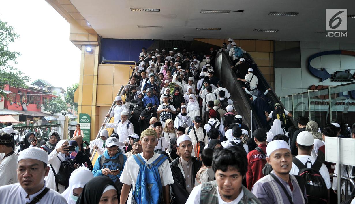 Kepadatan peserta Reuni 212 setibanya di Stasiun Gondangdia, Jakarta, Minggu (2/12). Kepadatan tersebut terkait acara Reuni 212 yang digelar di Monumen Nasional atau yang populer dengan Monas. (Merdeka.com/Iqbal S. Nugroho)
