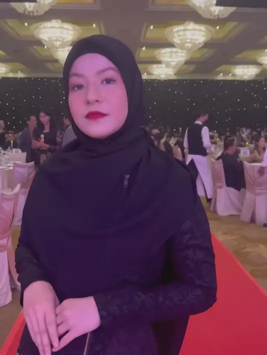 Untuk riasan wajah, Natasha Rizky memilih lipstik berwarna merah. Wajahnya pun terlihat semakin cerah dengan pemilihan warna cerah tersebut.