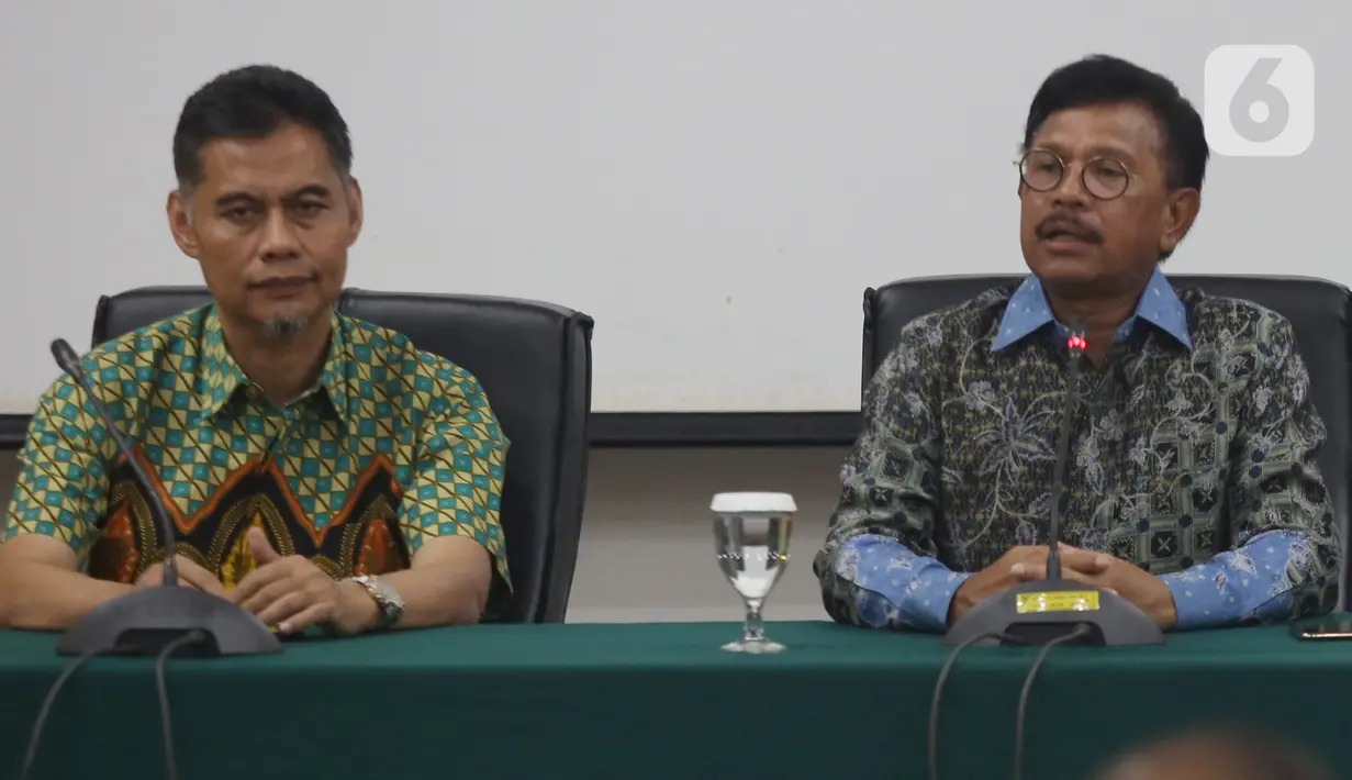 Menkominfo Johnny G Plate (kanan) memberikan keterangan usai pertemuan terpisah antara Dewan Pengawas Lembaga Penyiaran Publik (LPP) dengan Direksi TVRI, di Jakarta, Jumat (6/12/2019). Johnny meminta kisruh internal TVRI ini tidak berdampak pada program-program TVRI. (Liputan6.com/Johan Tallo)