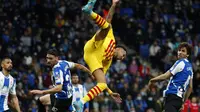 Pemain Barcelona Pierre-Emerick Aubameyang, tengah, jatuh dalam bentrokan dengan pemain Espanyol Sergi Gomez dan Leandro Cabrera, kanan, selama pertandingan sepak bola La Liga Spanyol antara RCD Espanyol dan Barcelona di stadion Cornella-El Prat di Barcel