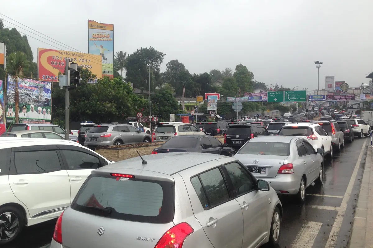 Arus lalu lintas menuju Puncak