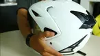 Ingin membuat helm kotor terlihat seperti baru lagi? Berikut tips praktis membersihkan helm.