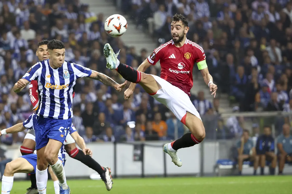Foto: Bruno Fernandes Kartu Merah Lagi, MU Susah Payah Imbangi FC Porto di Liga Europa