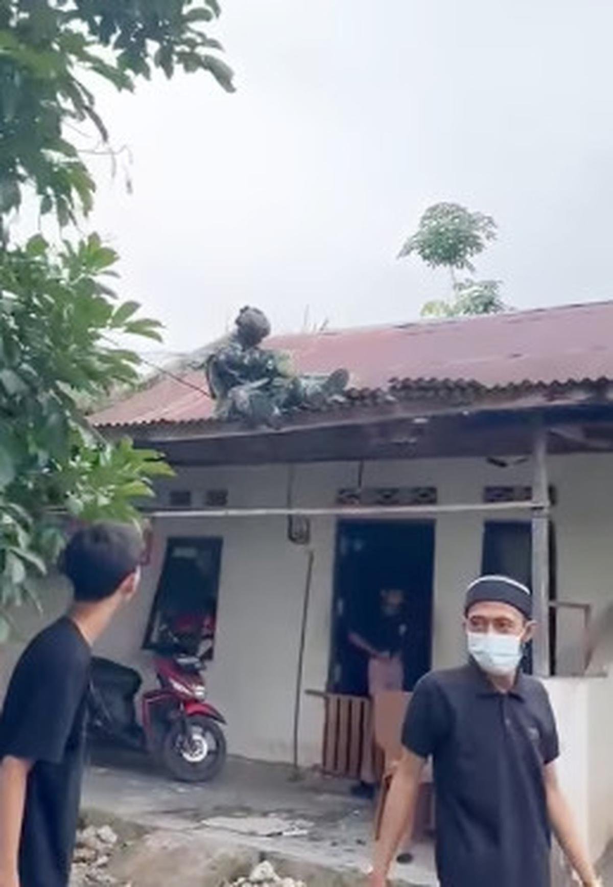 Kemunculan Prajurit TNI Penerjun Bikin Satu Keluarga Terkejut Keluar Rumah