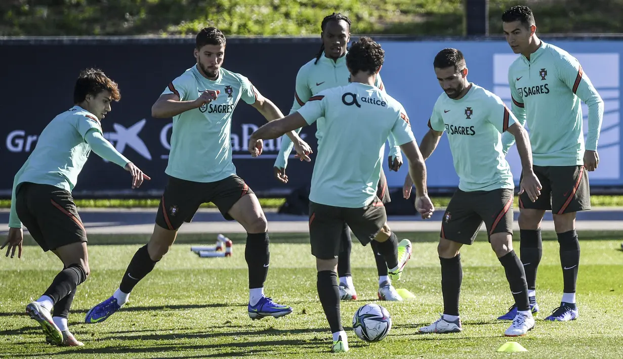 Para pemain Portugal mengikuti sesi latihan di tempat latihan Cidade do Futebol di Oeiras (10/11/2021). Portugal akan bertanding melawan Irlandia pada Grup A kualifikasi Piala Dunia 2022  di Aviva Stadium. (AFP/Patricia De Melo Moreira)