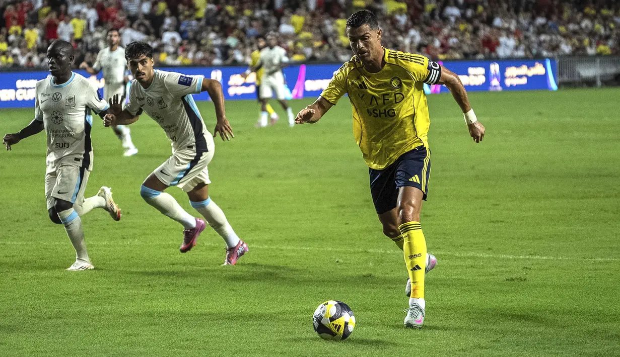 Pemain Al-Nassr, Cristiano Ronaldo menggiring bola dibayangi pemain Al-Ittihad dalam laga semfinal Saudi Super Cup 2025 di Hong Kong Stadium, Hong Kong, Selasa (19/08/2025) waktu setempat. (AP Photo/Chan Long Hei)