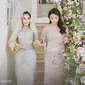 Nikita Willy (kiri) didampingi sang adik (kanan) menuju prosesi Malam Bainai (dok. Instagram @thebridestory/ Photographer: Axioo, Andreas Hartanto)