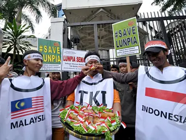 Puluhan aktivis Semarang mendatangi Kedutaan Besar Malaysia menggelar aksi memprotes makanan khas Kota Semarang, Lumpia, yang mengklaim sebagai produk negeri Malaysia, Jakarta, Jumat (20/2/2015). (Liputan6.com/Faizal Fanani)