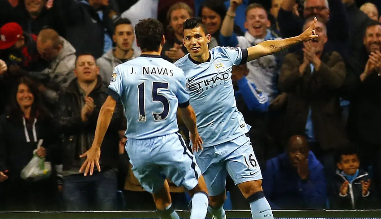 Selebrasi Sergio Aguero (kanan) saat merayakan kemenangan Manchester City atas Liverpool (3-1) di Stadion Etihad, Manchester, (26/8/2014). (REUTERS/Darren Staples)
