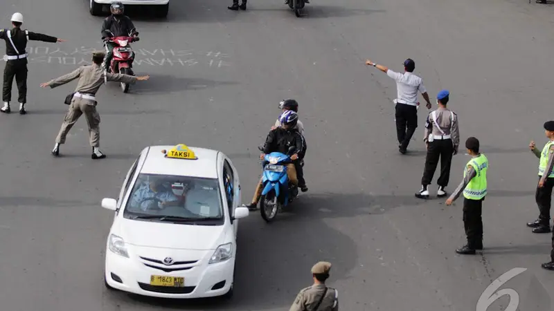 Uji Coba Larangan Sepeda Motor Lintasi Bundaran HI