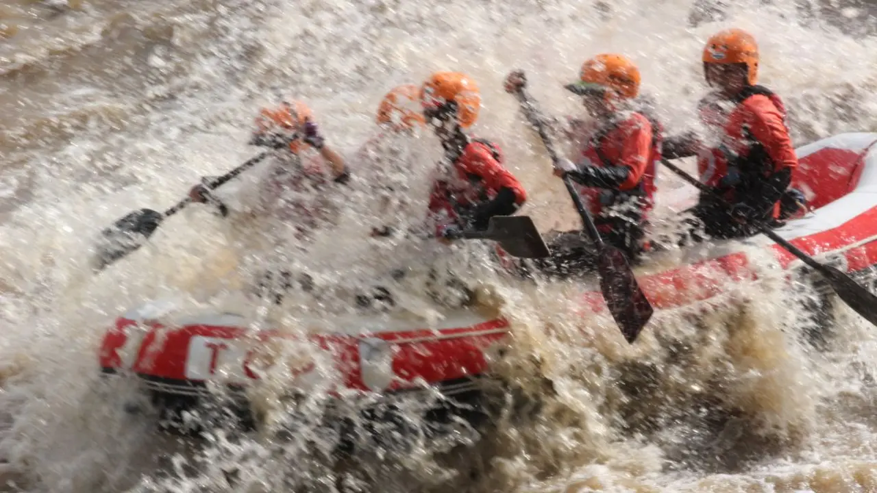 Latihan Tim Arung Jeram Master Perempuan Indonesia dilaksanakan sejak akhir tahun 2016 dan berhasil masuk seleksi dalam Kejuaraan Nasional Februari 2017.