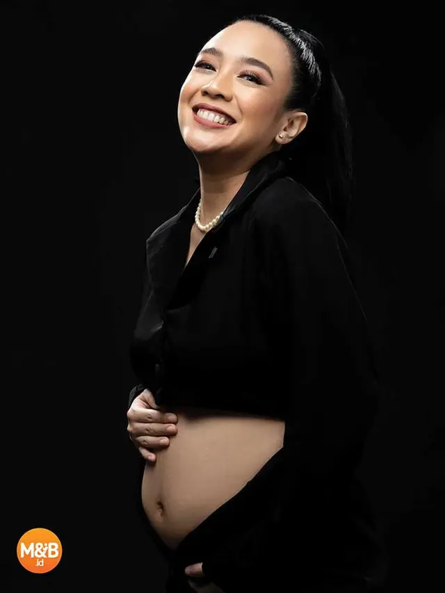 Menanti 12 Tahun, Ini 6 Potret Maternity Shoot Dea Ananda Bertema Monokrom