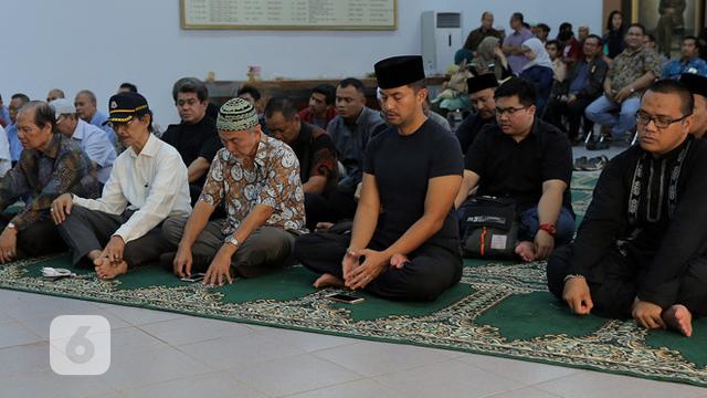 [Bintang] Suasana Duka Ayah Anjasmara
