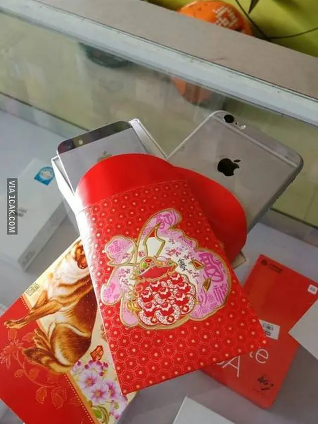 6 Isi Angpao dari Orang Terlalu Kaya Ini Bikin Senyum Lebar