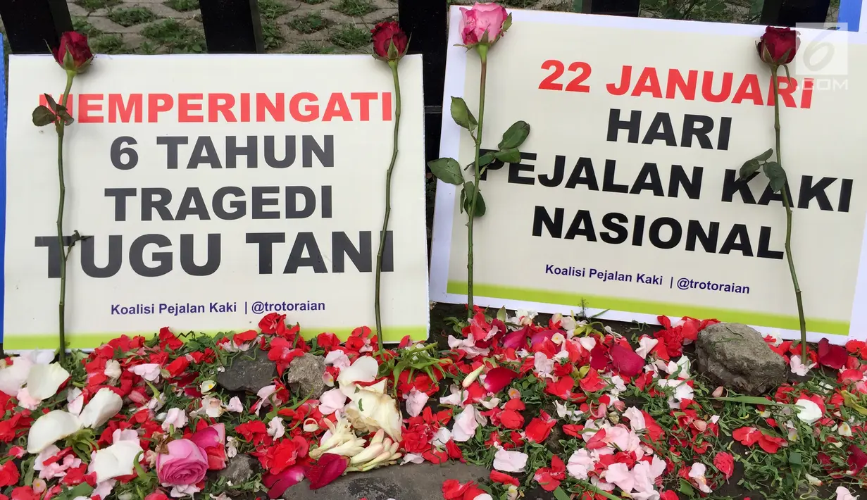 Sejumlah poster berisikan pesan dibawa saat aktivis Koalisi Pejalan Kaki menaburkan bunga di sekitar Halte Tugu Tani, Jakarta, Senin (22/1). (Liputan6.com/Immanuel Antonius)