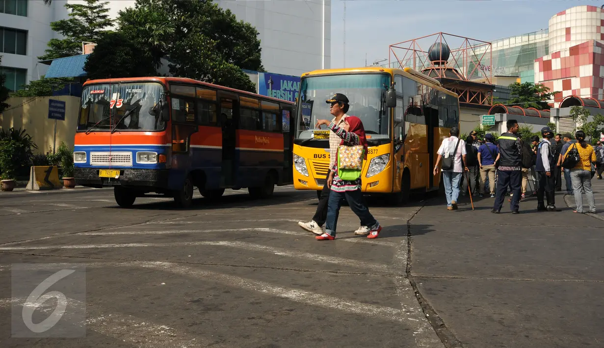 Bis Sekolah disiapkan Dinas Perhubungan di Terminal Blok M Jakarta, Selasa (22/3). Terminal Blok M terlihat lebih sepi akibat isu sejumlah aksi persatuan pengemudi angkutan darat yang menolak angkutan berbasis on-line. (Liputan6.com/Helmi Fithriansyah)