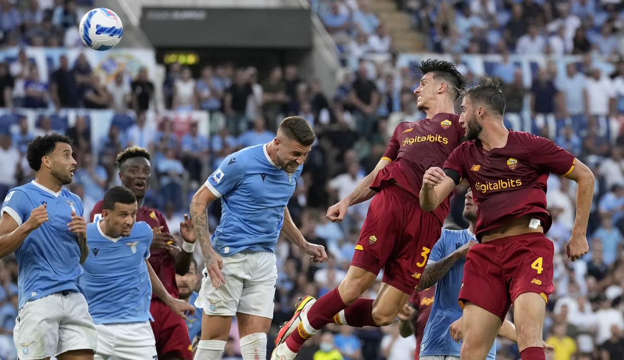 AS Roma berhasil mencetak gol pada menit ke-41 untuk mengubah skor menjadi 1-2. Sundulan Roger Ibanez menyambut umpan sepak pojok Jordan Veretout bersarang di pojok kiri gawang Pepe Reina. (AP/Andrew Medichini)