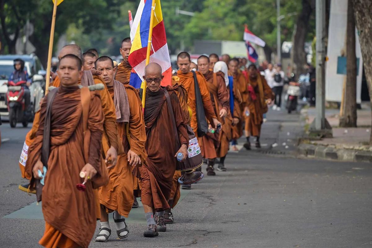 FOTO: Biksu Empat Negara Jalan Kaki Menuju Borobudur Suarakan Perdamaian