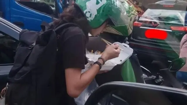 6 Potret Nyeleneh Driver Ojol dan Penumpangnya Ini Bikin Ngakak