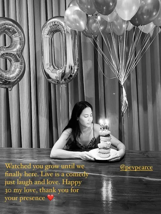 Pevita Pearce memejamkan matanya, berdoa sebelum meniup lilin ulang tahunnya. (Foto: Instagram/ ghyan)