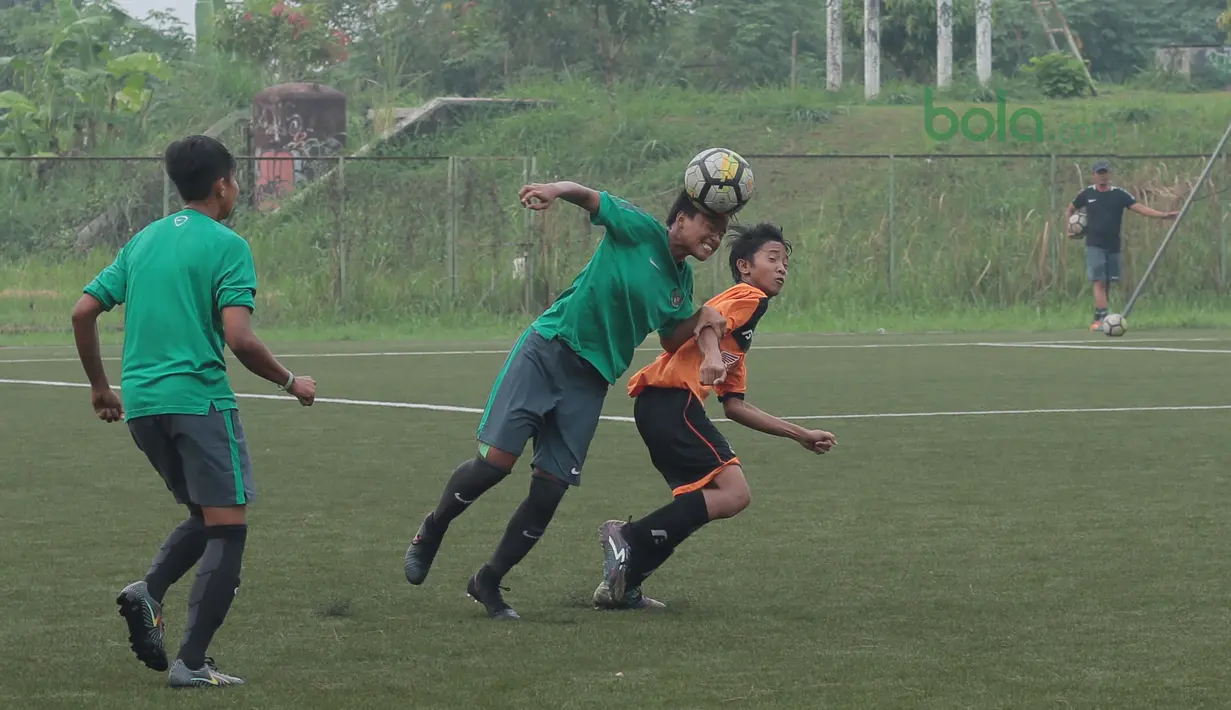 Duel pemain Timnas Wanita Indonesia dan pemain Villa 2000 pada laga uji coba di Lapangan Sawangan, Depok, Kamis (19/4/2018). Timnas Wanita Indonesia kalah 1-2. (Bola.com/Nick Hanoatubun)