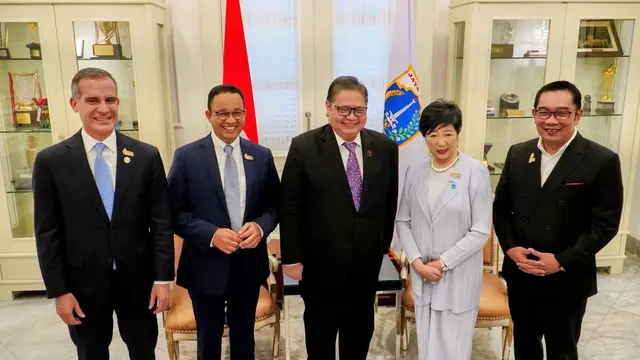 Penyerahan Komunike Urban 20 G20 kepada Menteri Koordinator Perekonomian Airlangga Hartarto.