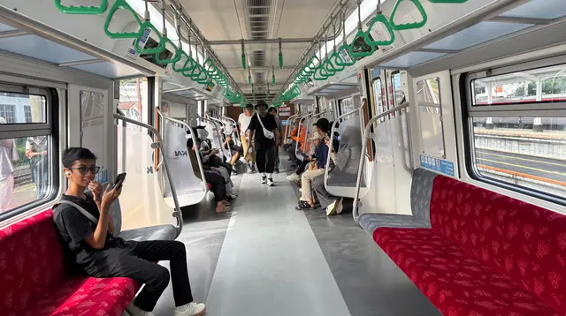 PT KAI Commuter resmi mengoperasikan sarana Kereta Rel Listrik (KRL) baru jenis CLI-125 atau KRL buatan China untuk melayani rute Bogor dan Cikarang. (dok: Tira)