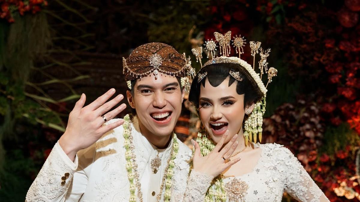 Resmi Jadi Suami Istri, Gaya Akad Nikah El Rumi dan Syifa Hadju Dibalut Busana Pengantin Adat Jawa yang Penuh Makna