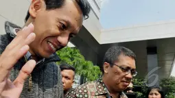 Bupati Tanah Laut Bambang Alamsyah (kiri) usai menjalani pemeriksaan di KPK, Jakarta, Selasa (5/5/2015). Bambang diperiksa sebagai saksi kasus dugaan suap perizinan tambang di Tanah Laut, Kalimantan Selatan. (Liputan6.com/Andrian M Tunay)