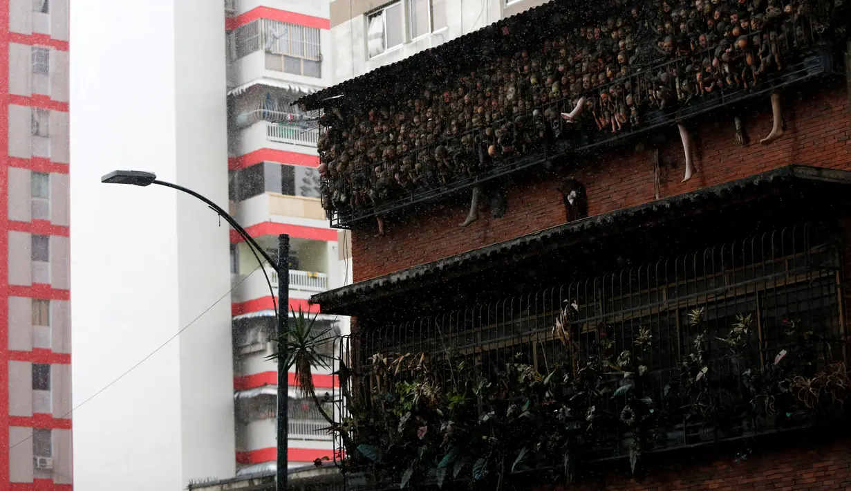 Pemandangan balkon rumah seorang kolektor bernama Etanis Gonzalez, yang dipenuhi ratusan boneka seram dan menakutkan, di Caracas, Venezuela, 16 Juli 2016. (REUTERS/Carlos JASSO)