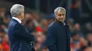 Manajer Chelsea, Jose Mourinho, tersenyum kepada manajer Stoke City, Mark Hughes dalam laga Piala Liga di Stadion Britannia, Inggris, (27/10/2015). (Reuters/Darren Staples)