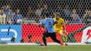 Striker Timnas Uruguay, Luis Suarez mecetak gol penyeimbang 2-2 ke gawang Timnas Kanada pada laga perebutan tempat ketiga Copa America 2024 di Bank of America Stadium, Charlotte, Amerika Serikat, Minggu (14/7/2024) pagi WIB. (AP Photo/Nell Redmond)