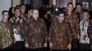 Ketum Partai Demokrat Susilo Bambang Yudhoyono (SBY) didampingi Ketum Partai Gerindra Prabowo Subianto dan sejumlah petinggi kedua partai menyapa awak media usai menggelar pertemuan di Mega Kuningan, Jakarta, Selasa (24/7). (Merdeka.com/Iqbal S. Nugroho)