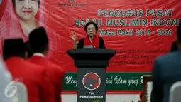Ketum PDIP Megawati Soekarnoputri memberi sambutan pada pelantikan pengurus pusat organisasi sayap Bamusi periode 2016-2020 di DPP PDIP, Jakarta, Kamis (8/9). Turut hadir juga tokoh-tokoh PP Muhammadiyah serta Nahdlatul Ulama. (Liputan6.com/Johan Tallo)